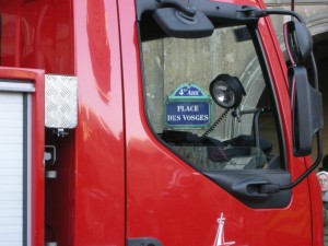 Un camion de pompiers, place des Vosges