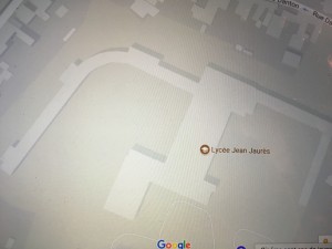 Voici notre lieu !  C'est le lycée Jean Jaurès vu d'avion. Une légende dit qu'il a la forme d'un marteau et d'une faucille...